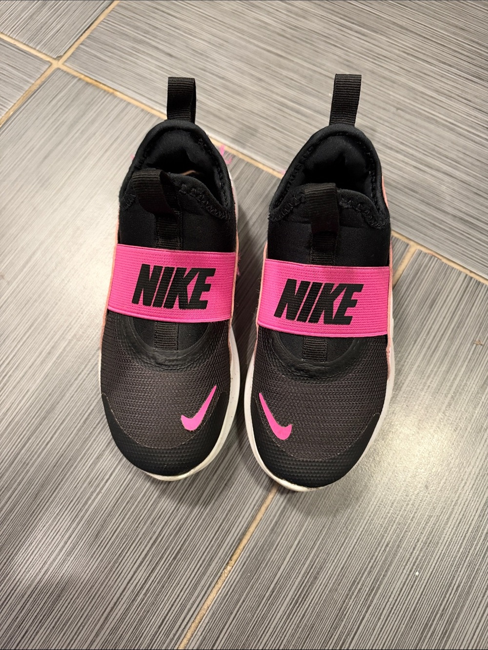 Nike Kids Black and Hot Pink Elastic Strap Sneakers